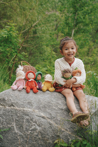 6-pack of vegetable-themed plush dolls, designed with a posable body and gentle weighting for creative play. These limited-edition, pocket-sized toys are a cuddly companion, dressed in a non-removable velvet onesie, and ready for any adventure.