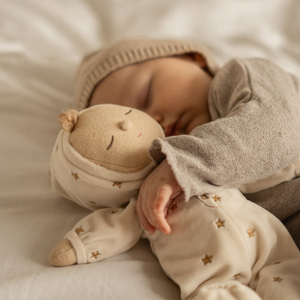 This gift set comes with a  posable plush doll and matching swaddle cloth. the Lullaby Lyra includes a pompom on their bonnet that plays a sleepy tune when pulled. Beautifully packaged in a keepsake box, this is the perfect gift for a newborn.