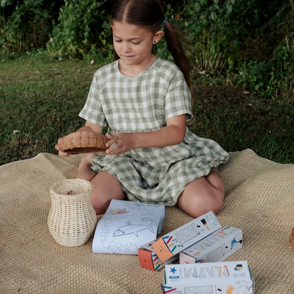 This Playpa Paper Mini with an Ocean theme offers exciting ocean designs for children to color and enjoy. Perfect for imaginative play, interactive and portable kids' coloring paper.